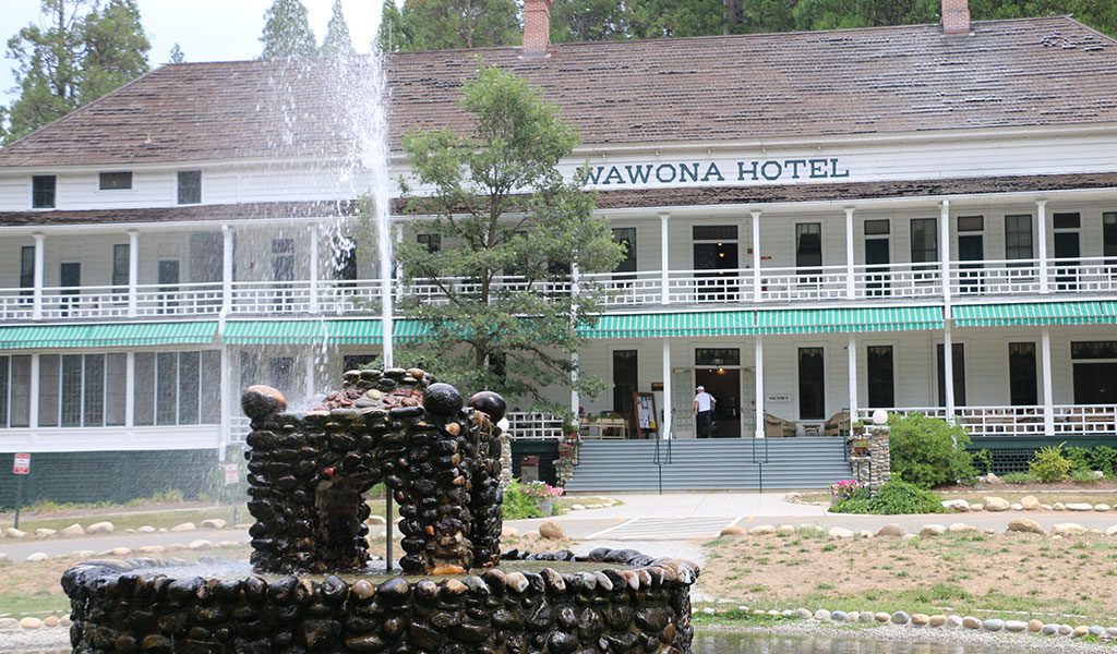 Wawona Hotel and fountain