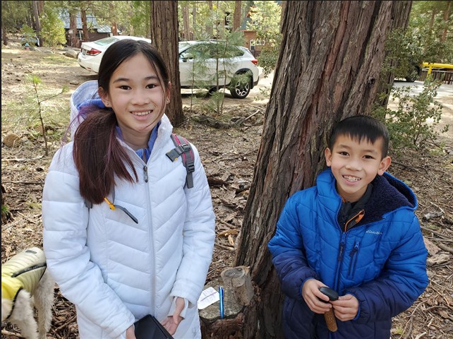 2 kids geocaching